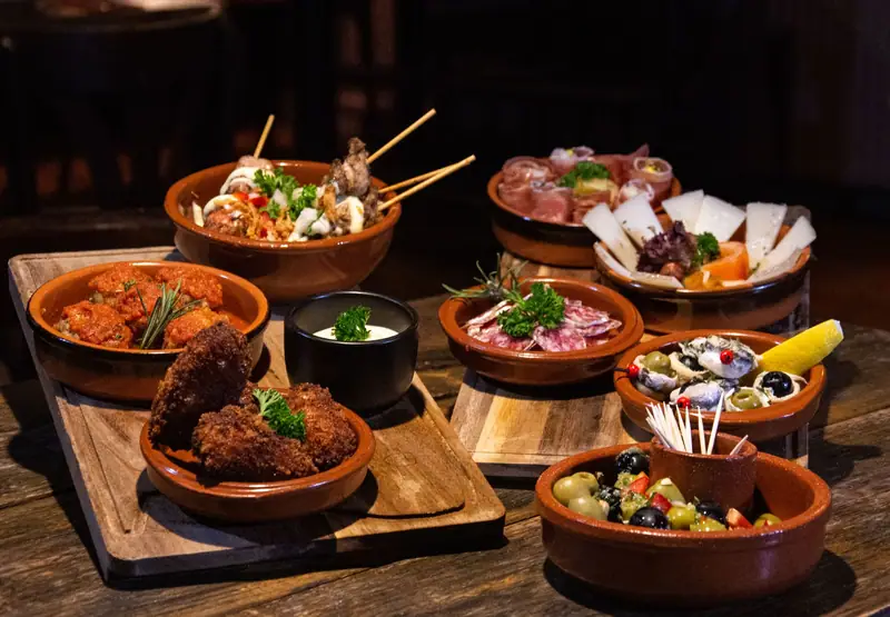 Platos del menú del día en mesa de madera