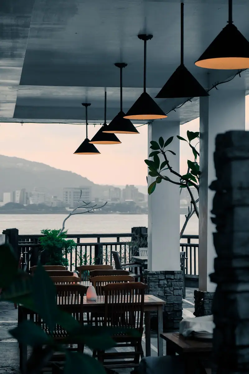 Mesas de la terraza preparadas para la cena