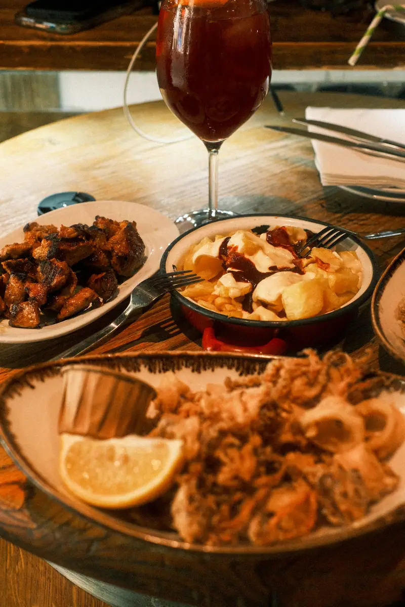 Mesa con tapas y sangría en la taberna