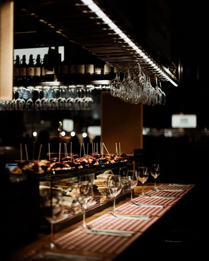 Barra con tapas y copas de vino