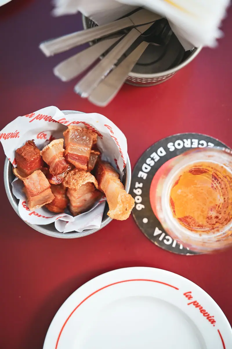 Tapas variadas y cerveza